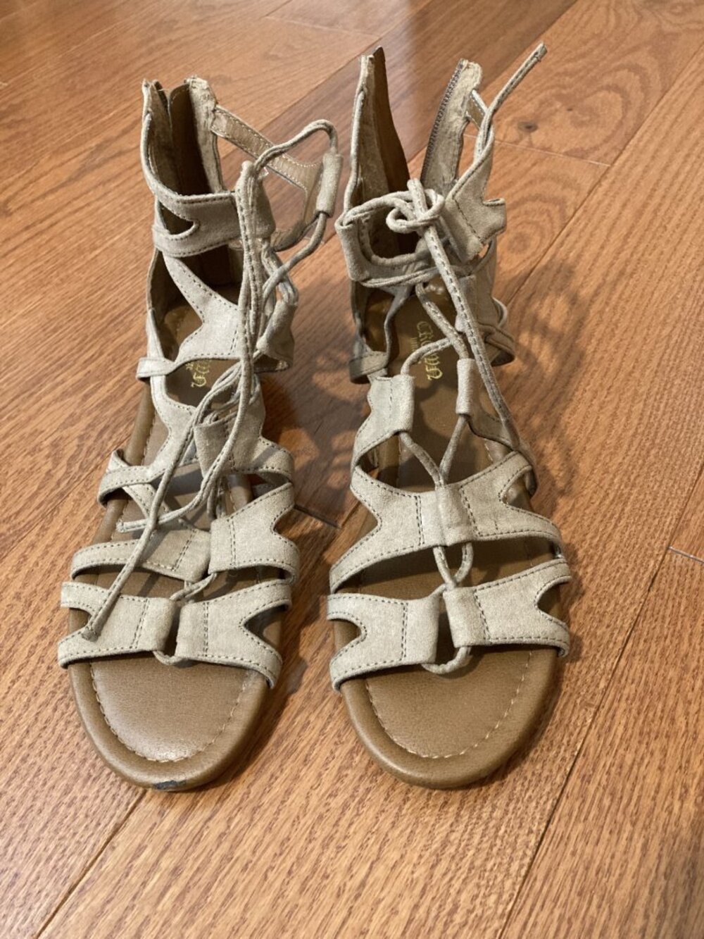 Gladiator lace sandals with back zipper